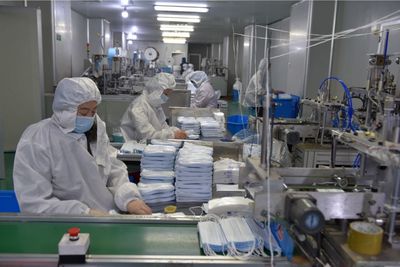 江西進賢19家醫用口罩企業日產46萬只提前復產，全力保障防疫物資供應